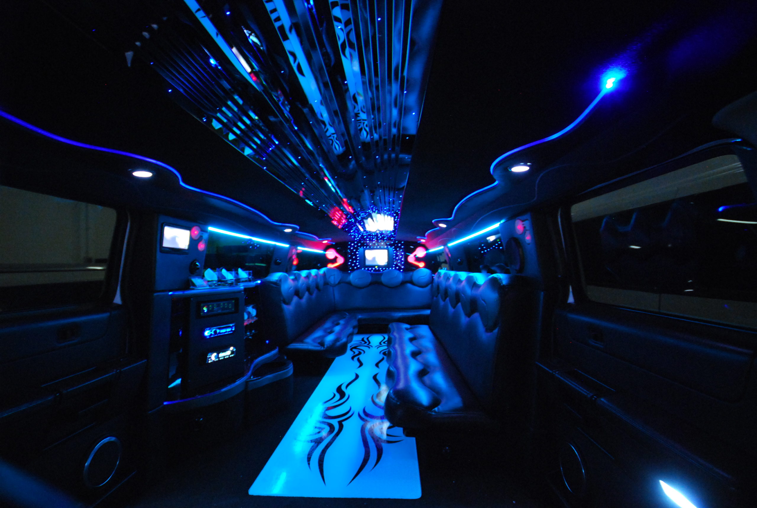 interno limousine Hummer H2 con riflessi di luce blu e azzurra